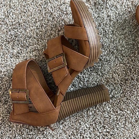 Brown wrapped gladiator shoes with chunky heels - Picture 2 of 6